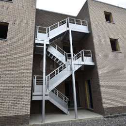 Außentreppe aus Metall für ein 2-stöckiges Wohnhaus Außentreppe für ein zweistöckiges Wohnhaus